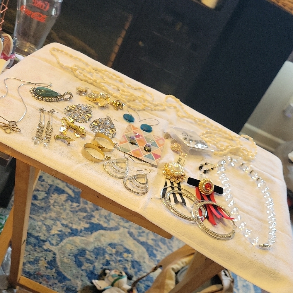 Vintage /EUC Gold and Silver Toned Set,apprx 26 Pcs.
